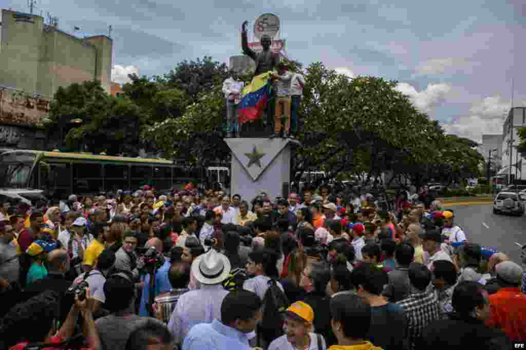 Un grupo de seguidores muestra su apoyo al dirigente opositor Leopoldo López, durante una concentración en la plaza José Martí de Chacaoen, Caracas.
